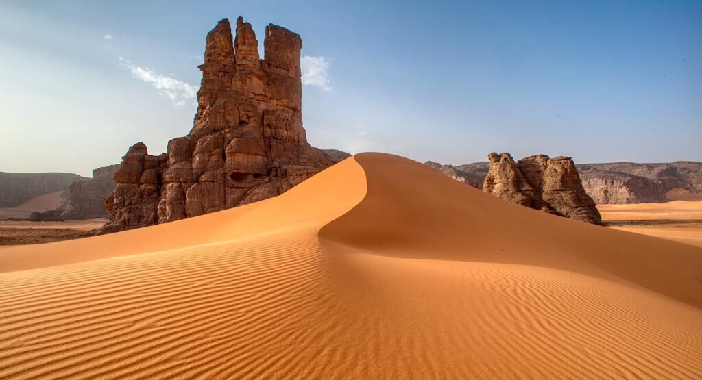 Évadez-vous là où le temps suspend son vol, au cœur d’un décor grandiose mêlant dunes dorées et ciels infinis.